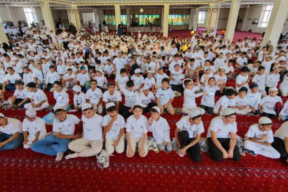 Erzurum’da yüzlerce öğrenci cami buluşmasında bir araya geldi
