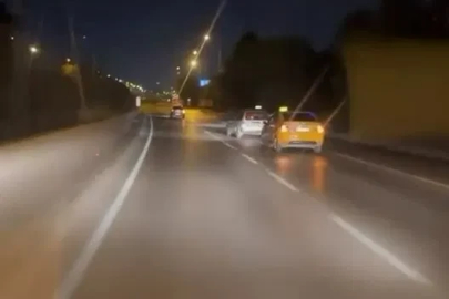 Taksiciler aracı kıskaca aldı, tehlikeli anlar kamerada
