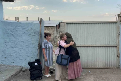 Bakü-Kars uçuşu 100 yıllık hasreti bitirdi: İki kardeşin torunları Kars’ta buluştu
