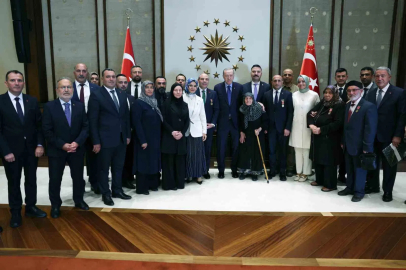 Cumhurbaşkanı Recep Tayyip Erdoğan, Cumhurbaşkanlığı Külliyesi’nde şehit ailelerini kabul etti.
