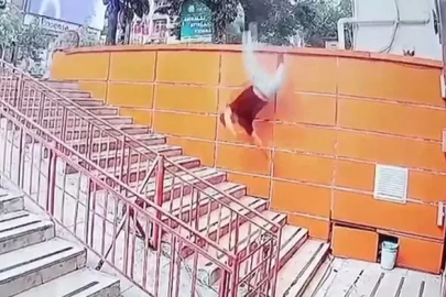 Beton blokta uzandı, dengesini kaybedip merdivenlere düştü
