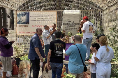 Şarkıcı Bergen, ölüm yıl dönümünde mezarı başında anıldı
