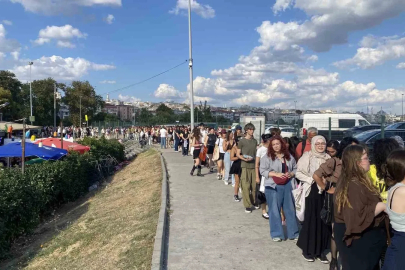 Yenikapı’da konser öncesi kilometrelerce insan ve araç kuyruğu oluştu

