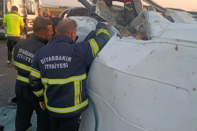 Diyarbakır’da minibüs ile traktör çarpıştı: 2 ölü, 6 yaralı

