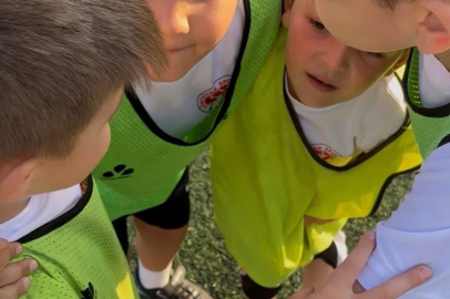 Bolu’da miniklerin futbol taktiği güldürdü: Sağ kanadı paylaşamadılar
