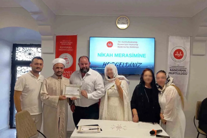 Bandırma’da Müslüman olan yabancı uyruklu vatandaş için nikah merasimi düzenlendi
