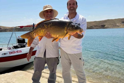 Keban Baraj Gölü’nde 27 kiloluk dev sazan yakalandı
