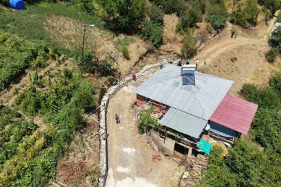 Yolu olmayan yatalak vatandaş için köylü arazisini verdi, belediye yol yaptı
