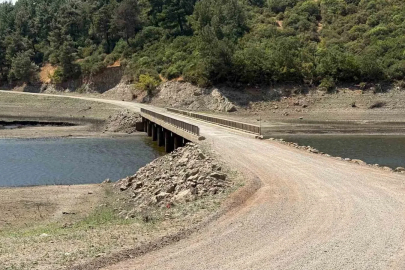 Baraj suları çekildi, köprü ulaşıma açıldı
