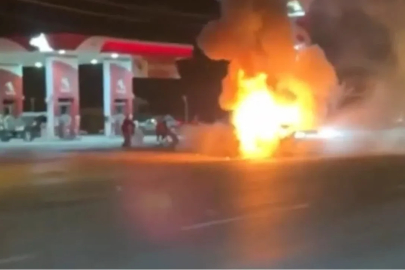 Yanan otomobilde yaralanan 2 çocuk Van’a sevk edildi
