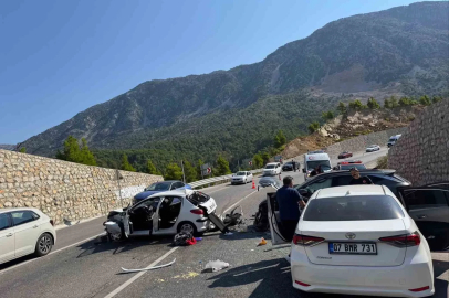 Karşı şeride geçip 3 araca çarptı: 4 yaralı
