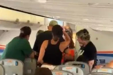 Antalya Havalimanı’nda yolcular uçakta saatlerce bekledi, bagaj krizi yaşadı
