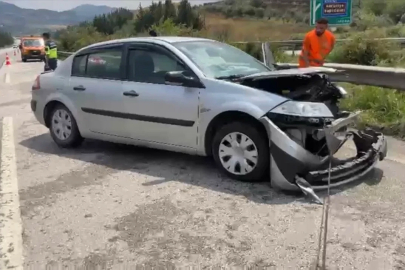 Yağışlı havada kontrolden çıkan otomobil bariyerlere çarptı: 4 yaralı
