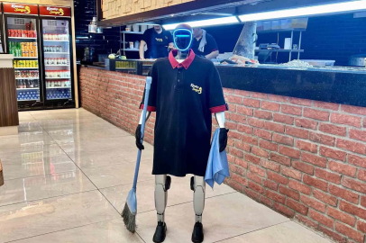 Maaşı ve izin günü olan robot garson, müşterilerin ilgi odağı oldu
