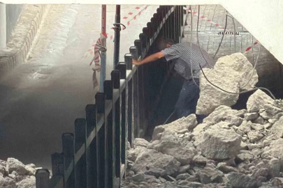 Tehlikeye aldırış etmedi: Çöken alt geçide girip testereyle demir kesti
