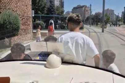 Tramvayın arkasına asılan çocukların tehlikeli yolculuğu
