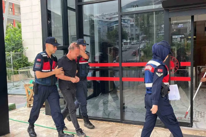 Alanya’da eşini ve kayınvalidesini bıçaklayan şahıs adliyeye sevk edildi
