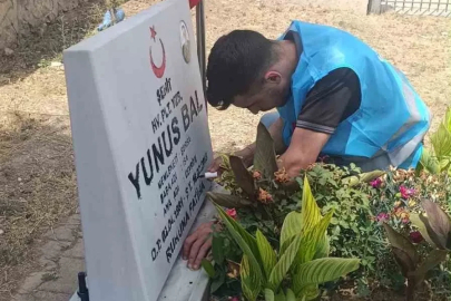 Bursalı gençler şehitliği temizlediler
