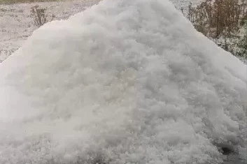 Kars’ta dolu yağışı Bulanık köyünü beyaza bürüdü
