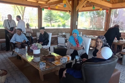 Huzurevi sakinleri lavanta bahçesinde doğayla buluştu
