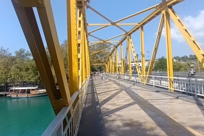 Sıcaktan bunalan çocukların Manavgat Irmağı’nda tehlikeli serinliği
