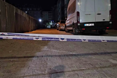 Sultangazi’de inşaat sahasında toprak kayınca yolda çatlama meydana geldi
