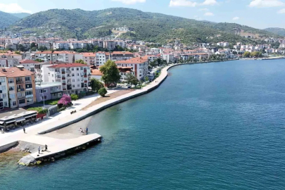 Gölcük Değirmendere sahiline 200 metrelik dalgakıran inşa edildi
