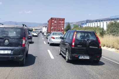 Yol çalışması uzun araç kuyruklarına sebep oldu
