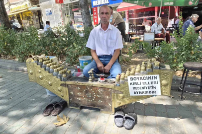 Seyyar ayakkabı boyacısının astığı yazı çevrede dikkat çekiyor
