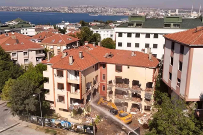 Büyükçekmece’de 4 bloktan oluşan 48 bağımsız konutun yıkımı başladı
