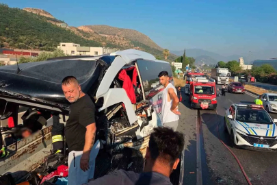 Yolcu otobüsü tıra arkadan çarptı: 2 ölü, 3’ü ağır 18 yaralı
