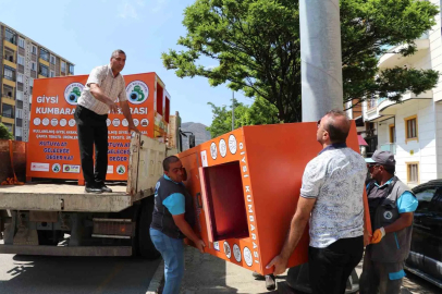 İlçenin dört bir yanına giysi kumbaraları
