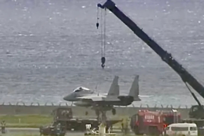 Japonya’ya ait F-15 savaş uçağı, acil inişin ardından sol kanadının üzerine yattı
