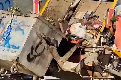 Şanlıurfa’da temizlik personelinin bayrak hassasiyeti takdir topladı
