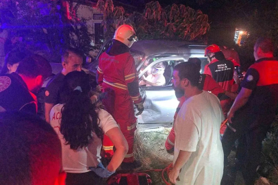 Kazada araç içinde sıkışan vatandaşı itfaiye ekipleri kurtardı
