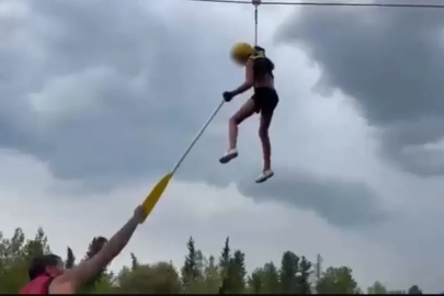Kanyonda ziplinede asılı kalan turist çocuğu rafting rehberi kurtardı
