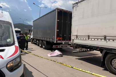 Tırın stop lambasını tamir ettirirken başka bir tırın çarpmasıyla sıkışıp can verdi
