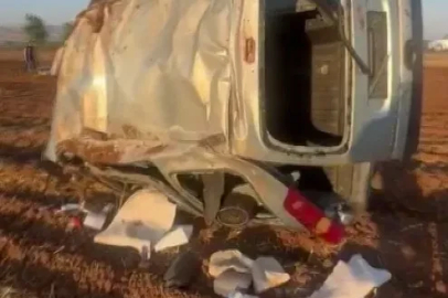 Kontrolden çıkan hafif ticari araç tarlaya uçtu: 2 yaralı
