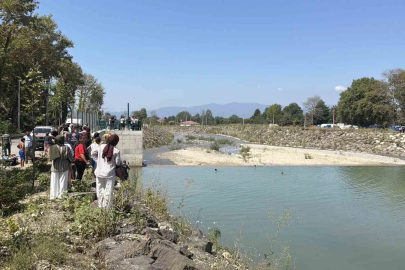 Serinlemek için suya giren çocuk, 20 dakikalık kalp masajıyla hayata döndü
