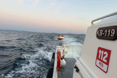 Çanakkale Boğazı’nda içinde 7 kişinin bulunduğu sürüklenen tekne kurtarıldı
