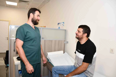 Yemek borusundaki 13 santimetrelik dev kitle kapalı cerrahi yöntemle çıkarıldı
