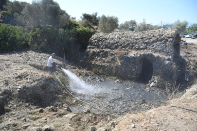 Kuşadası’nda tarihi Roma Hamamı’nda temizlik çalışması
