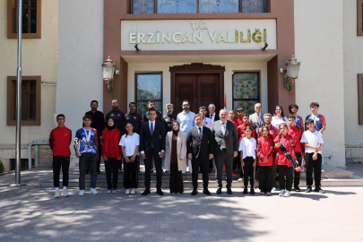 Erzincanlı sporcuların başarıları Vali Aydoğdu tarafından ödüllendirildi
