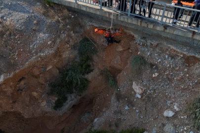 Deniz keyfi hastanede son buldu, kayalık alanda mahsur kalan vatandaş 2 saatte kurtarıldı
