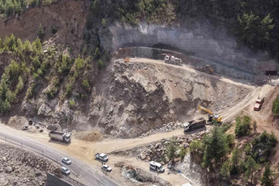 Adana’daki ‘Heyelan Islahı ve Tünel Projesi’nde ilk kazma vuruldu
