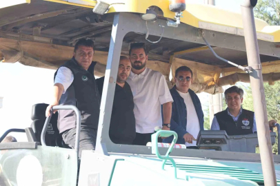 Başkan Durgut asfalt makinesinin başına geçti, ilk serimi başlattı
