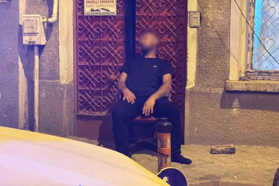 Sokakta sandalye üzerinde sızan şahıs polisi harekete geçirdi
