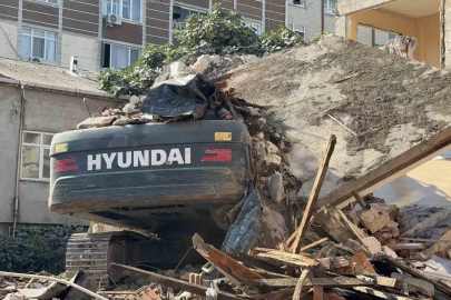 Küçükçekmece’de yıkımı yapılan bina, iş makinesinin üzerine devrildi
