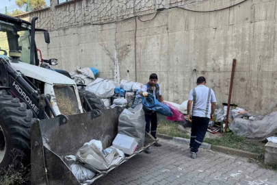 Siteyi karton yığınına çevirdiler, temizlik sırasında tepki gösterdiler

