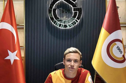 Galatasaray, Aleksey Batrakov ile 5 yıllık sözleşme imzaladı
